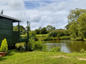 Charming tranquil Shepherds Hut with lakeside balcony 'Roach'